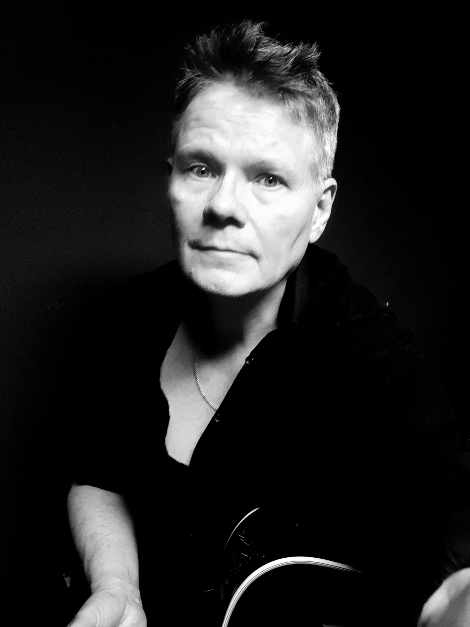 Porträttbild av Hubbe Algovik i svartvitt.